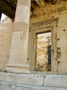 erechteuem_doorway