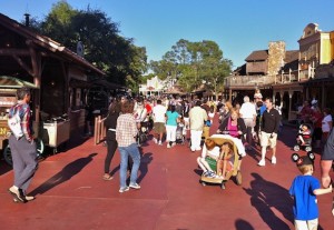 frontierland-crowds