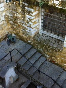 courtyard-cannon